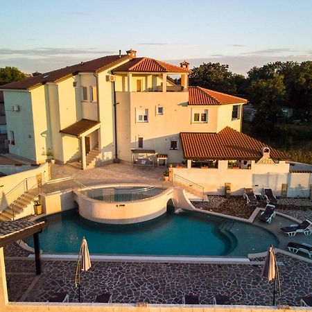 Amela Apartment Pula Bagian luar foto