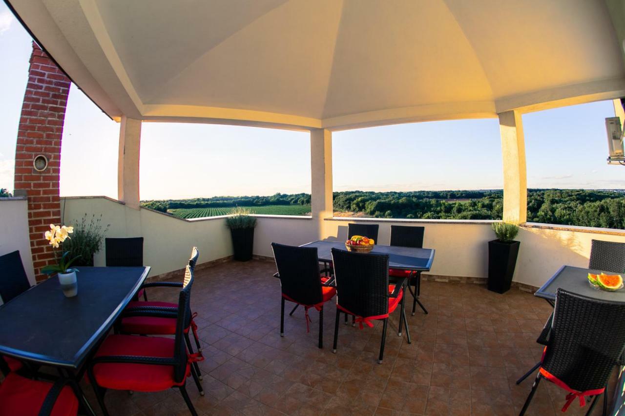 Amela Apartment Pula Bagian luar foto