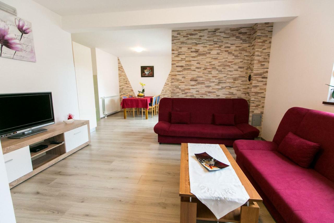 Amela Apartment Pula Bagian luar foto
