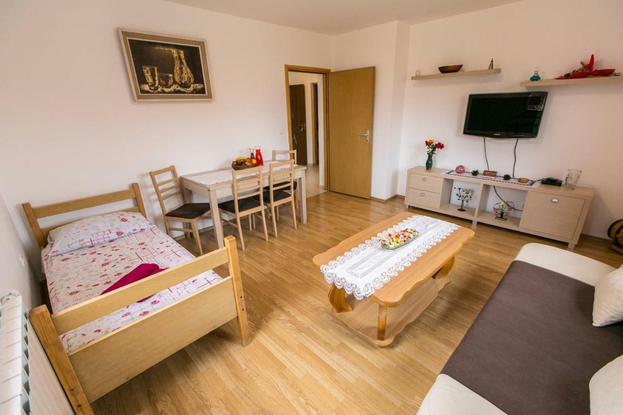 Amela Apartment Pula Bagian luar foto