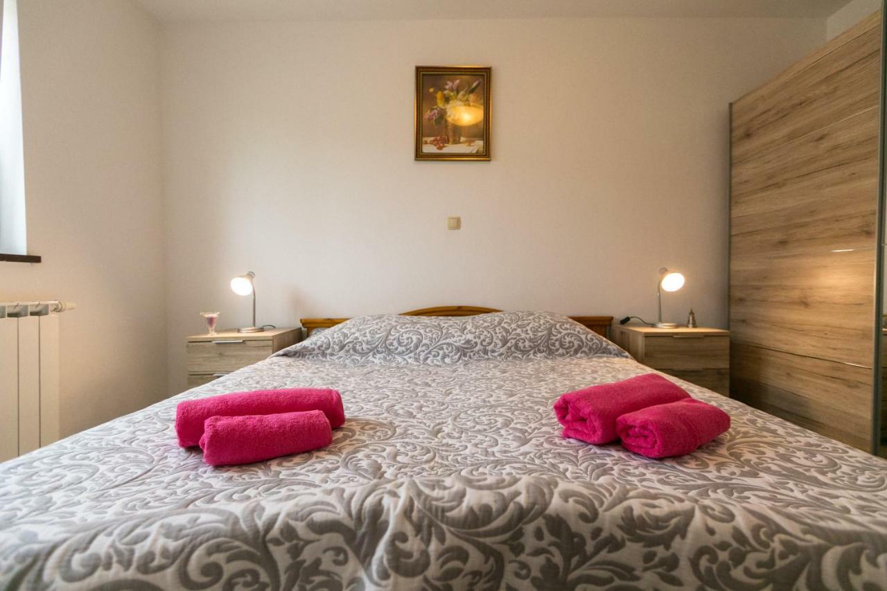 Amela Apartment Pula Bagian luar foto