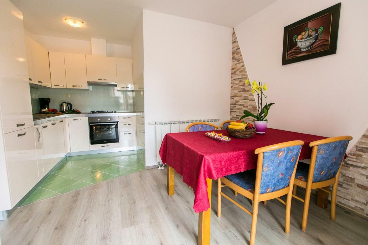 Amela Apartment Pula Bagian luar foto