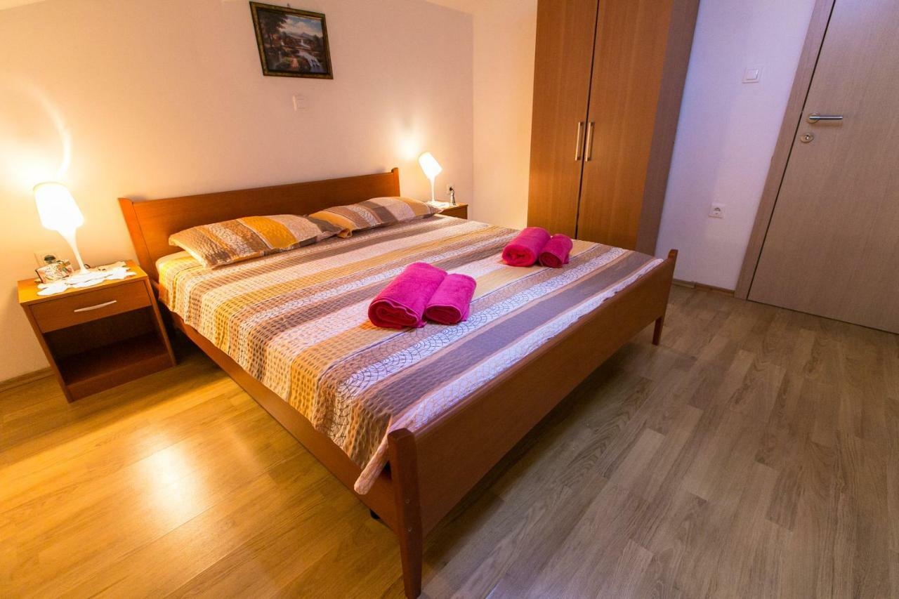 Amela Apartment Pula Bagian luar foto