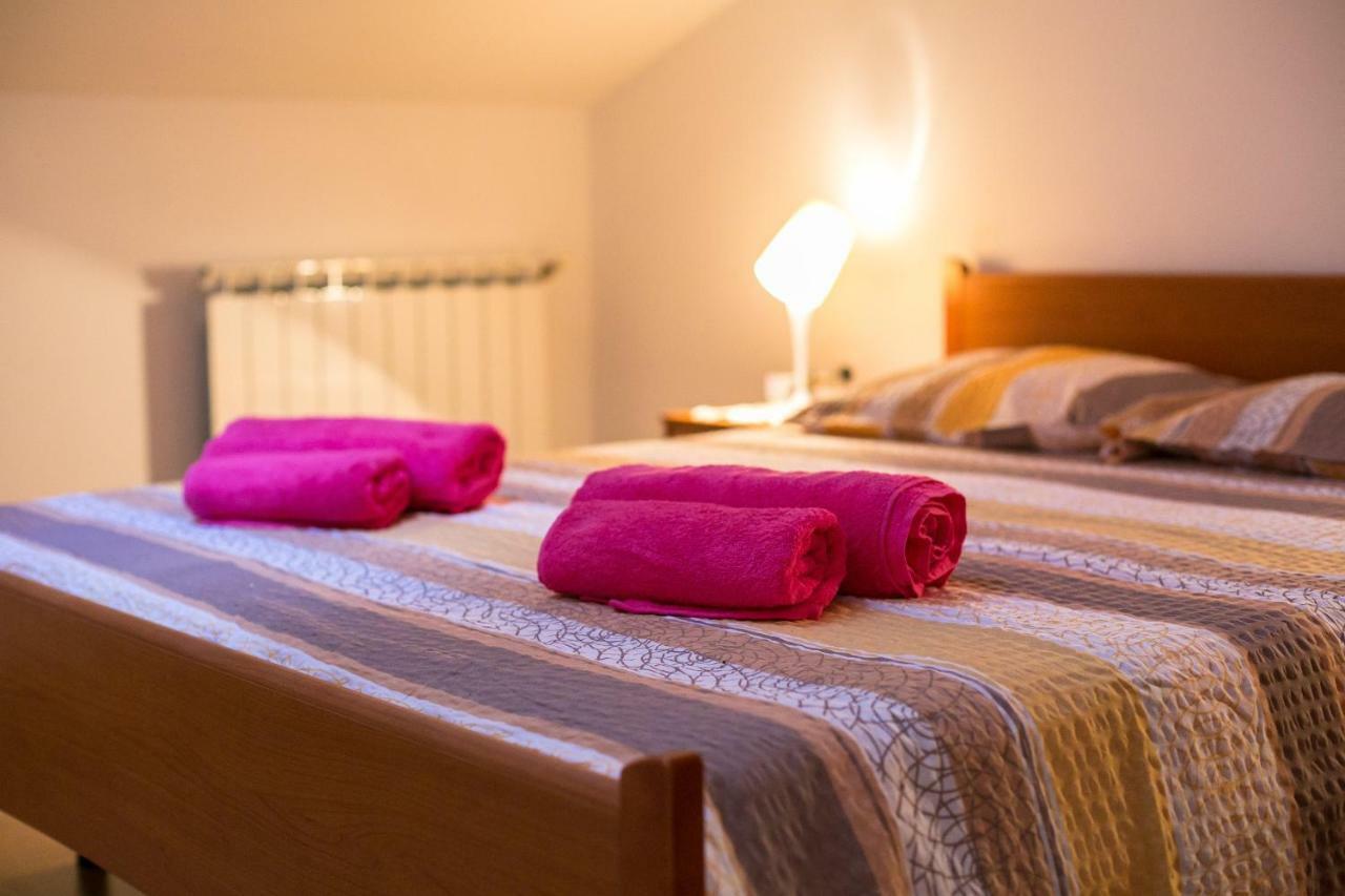 Amela Apartment Pula Bagian luar foto