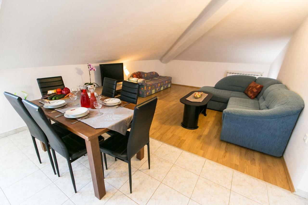 Amela Apartment Pula Bagian luar foto