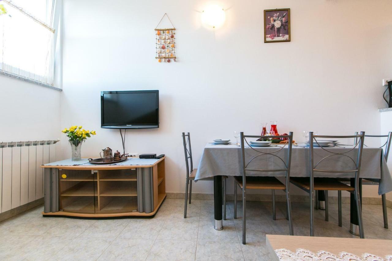Amela Apartment Pula Bagian luar foto