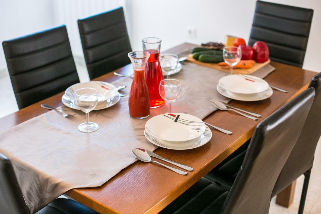 Amela Apartment Pula Bagian luar foto