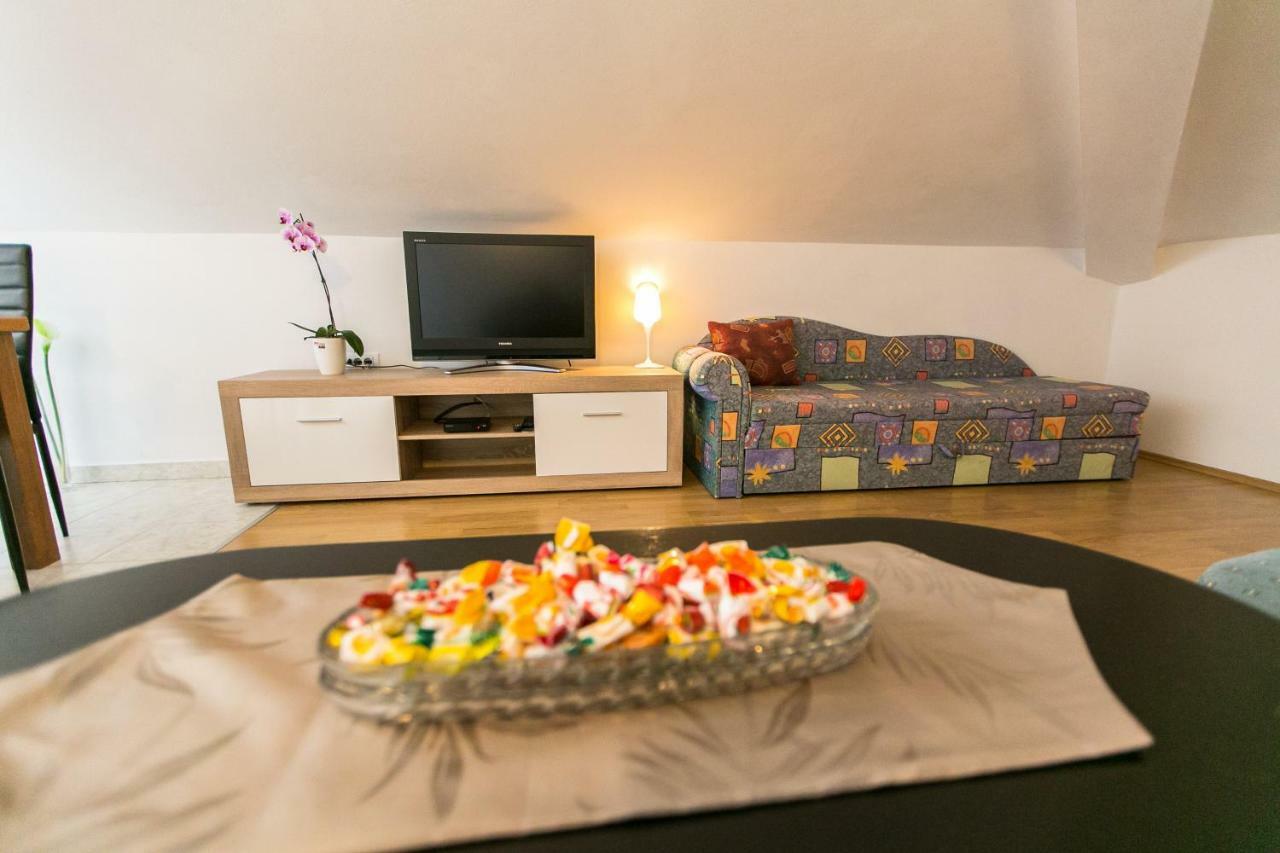 Amela Apartment Pula Bagian luar foto
