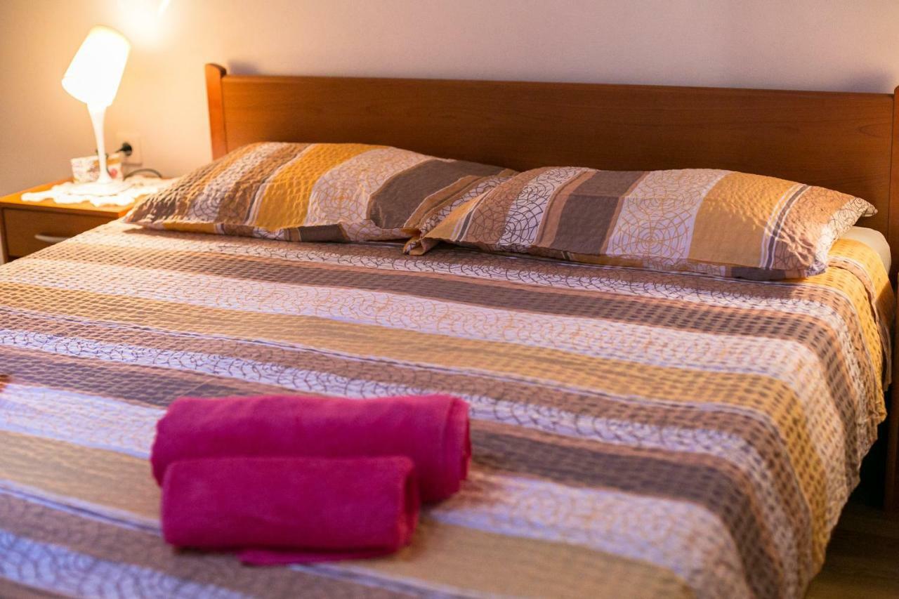 Amela Apartment Pula Bagian luar foto