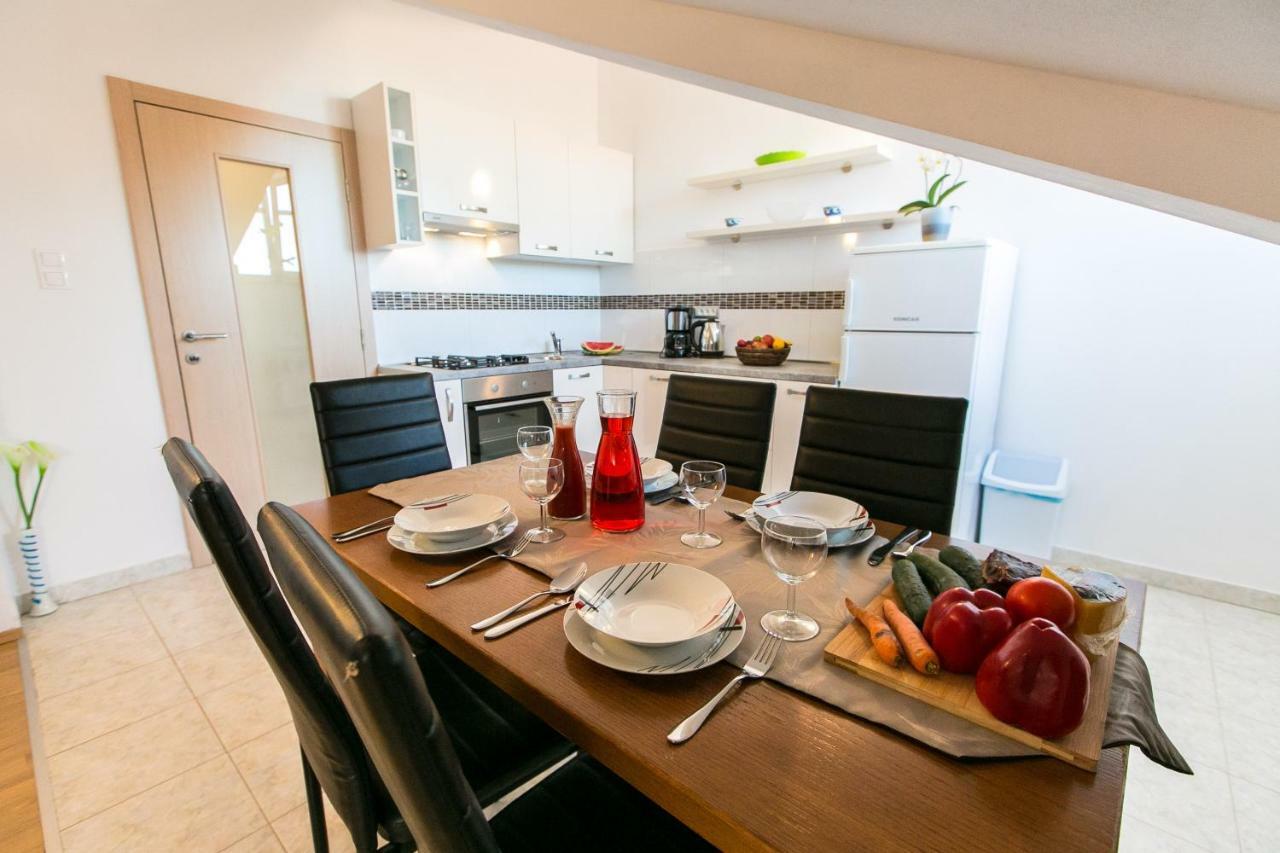 Amela Apartment Pula Bagian luar foto