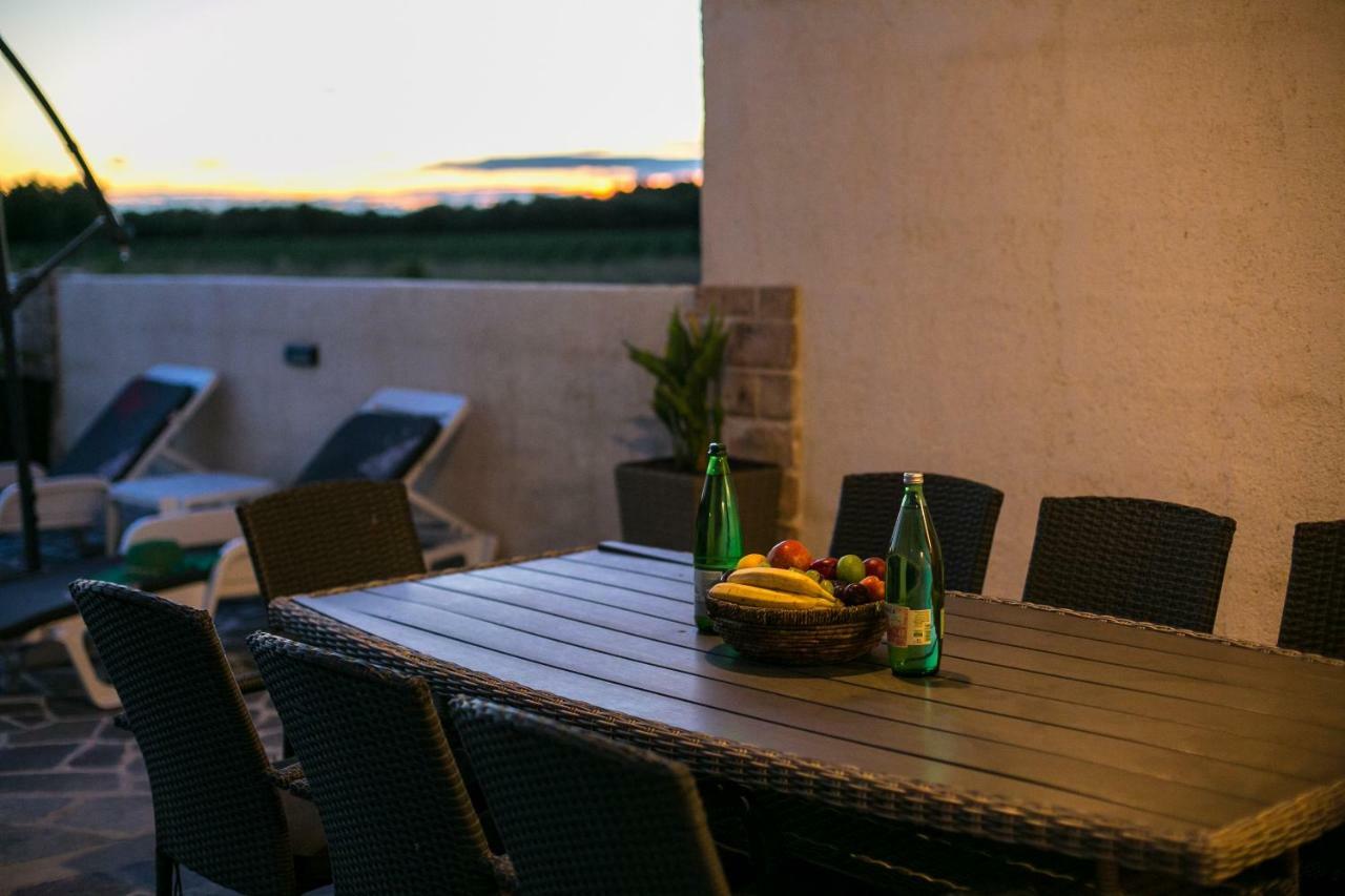 Amela Apartment Pula Bagian luar foto