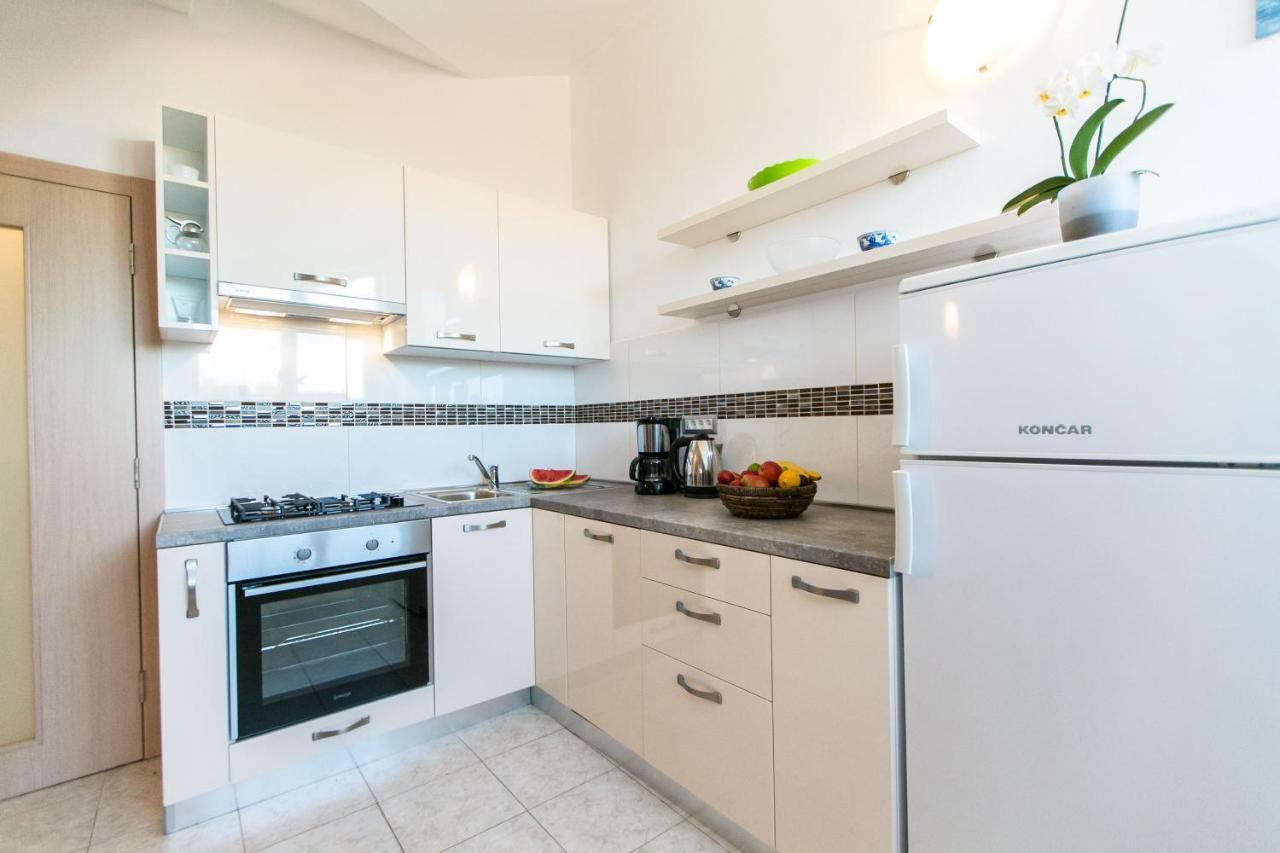 Amela Apartment Pula Bagian luar foto