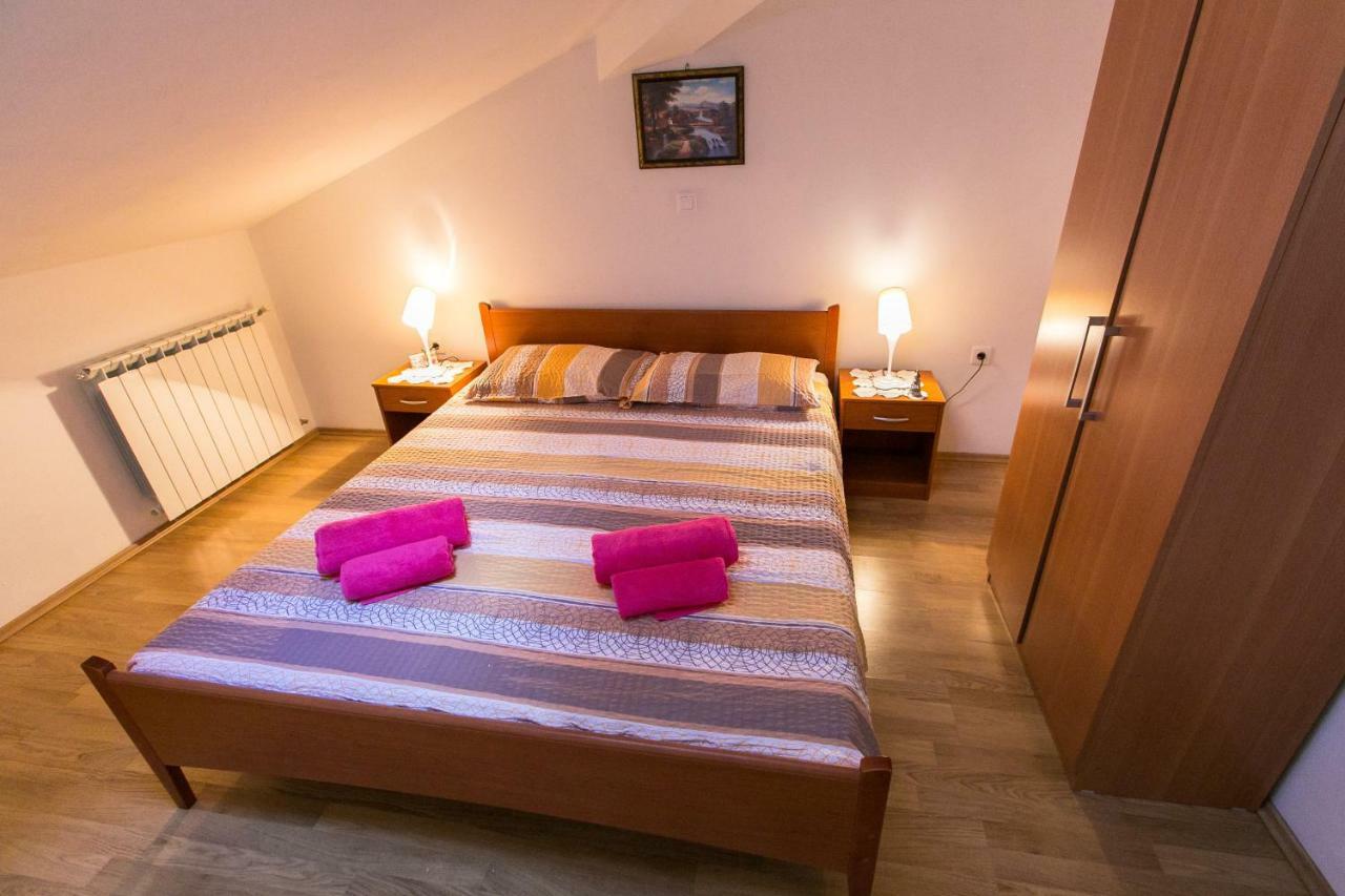 Amela Apartment Pula Bagian luar foto