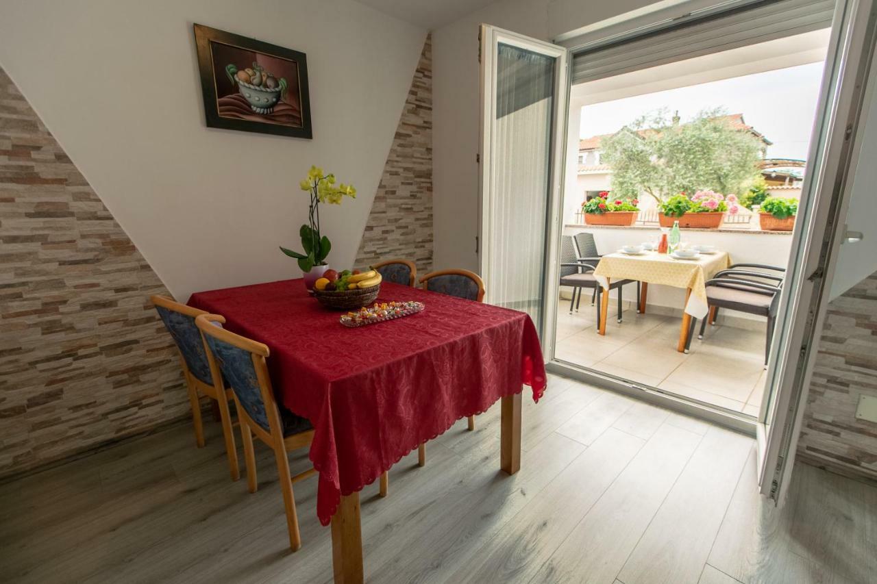 Amela Apartment Pula Bagian luar foto