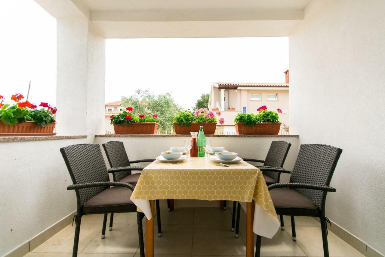 Amela Apartment Pula Bagian luar foto