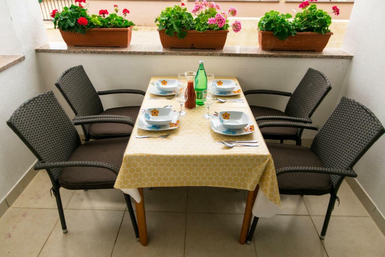Amela Apartment Pula Bagian luar foto
