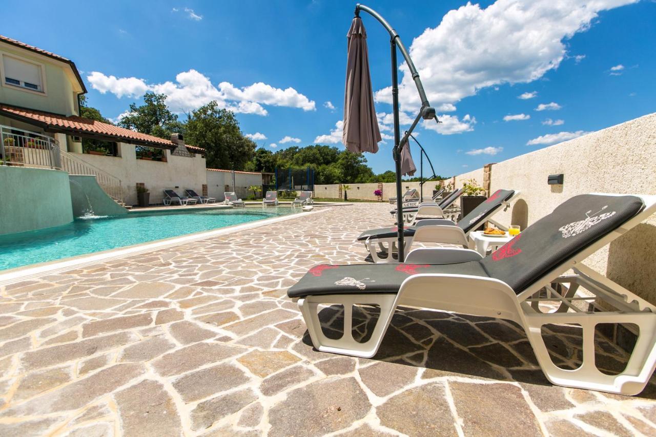 Amela Apartment Pula Bagian luar foto