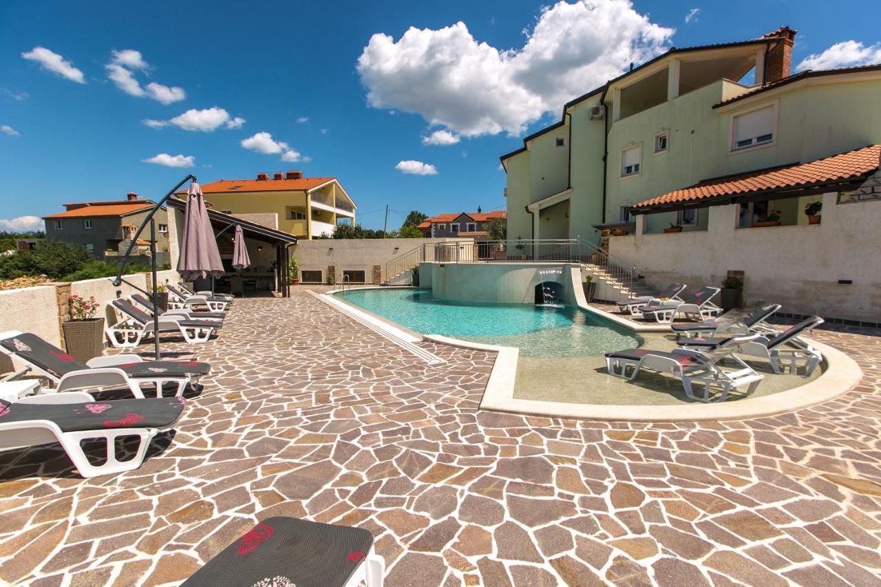 Amela Apartment Pula Bagian luar foto