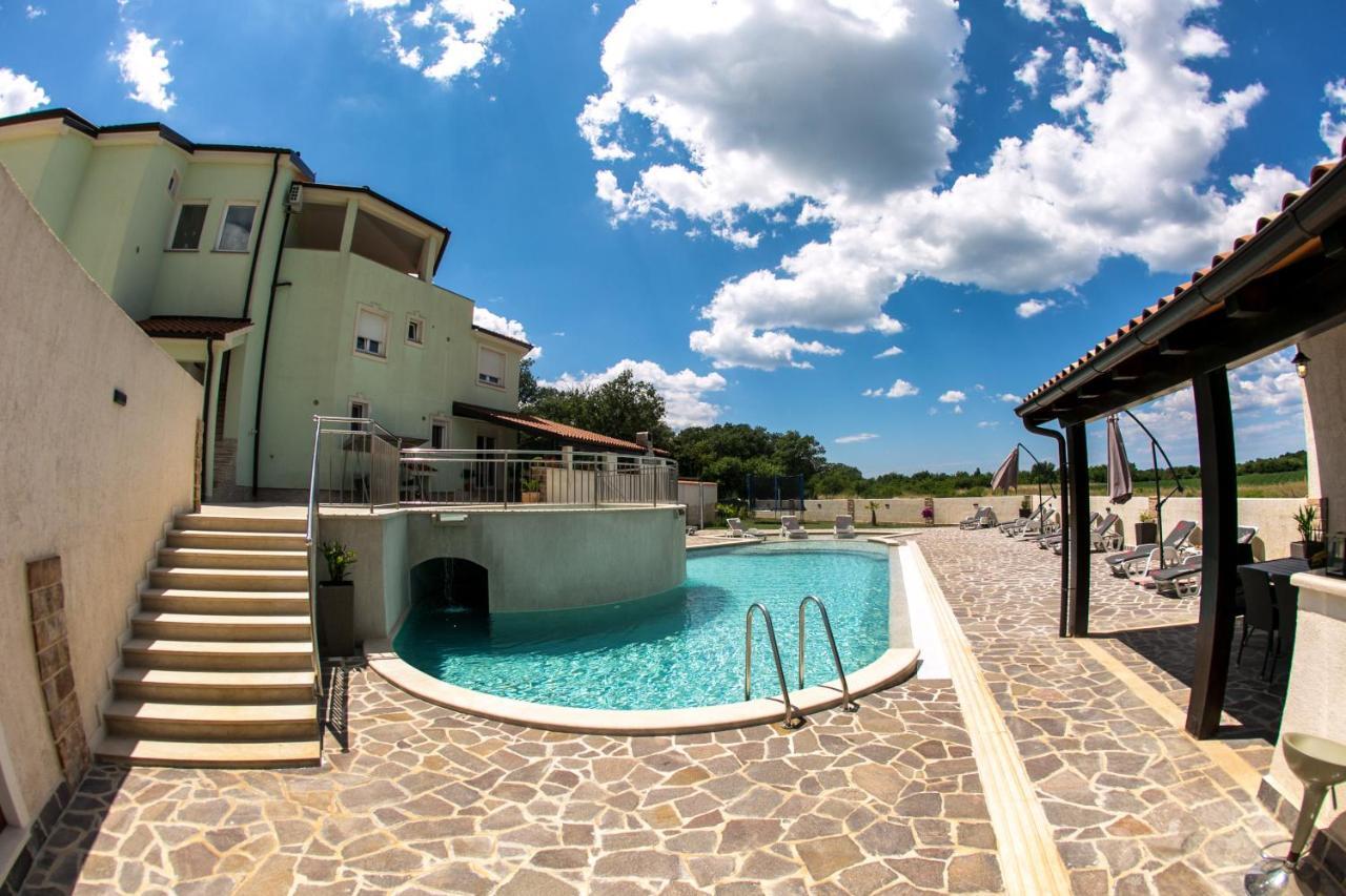 Amela Apartment Pula Bagian luar foto