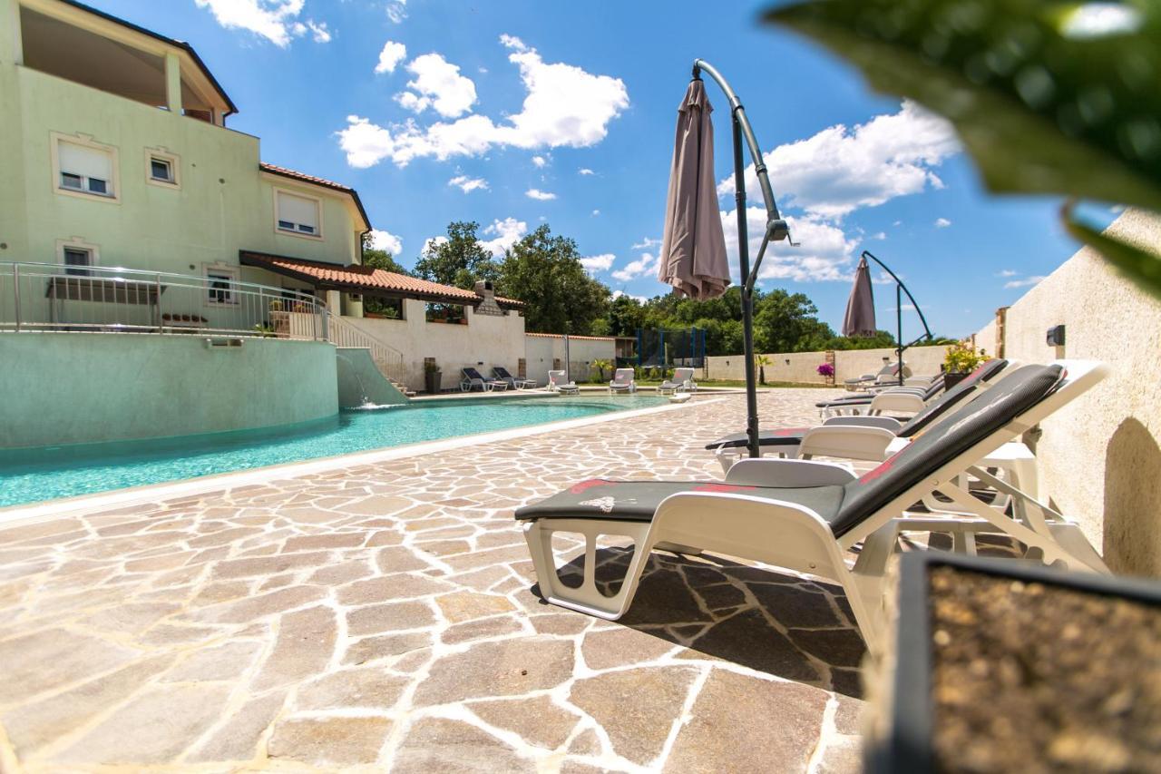 Amela Apartment Pula Bagian luar foto