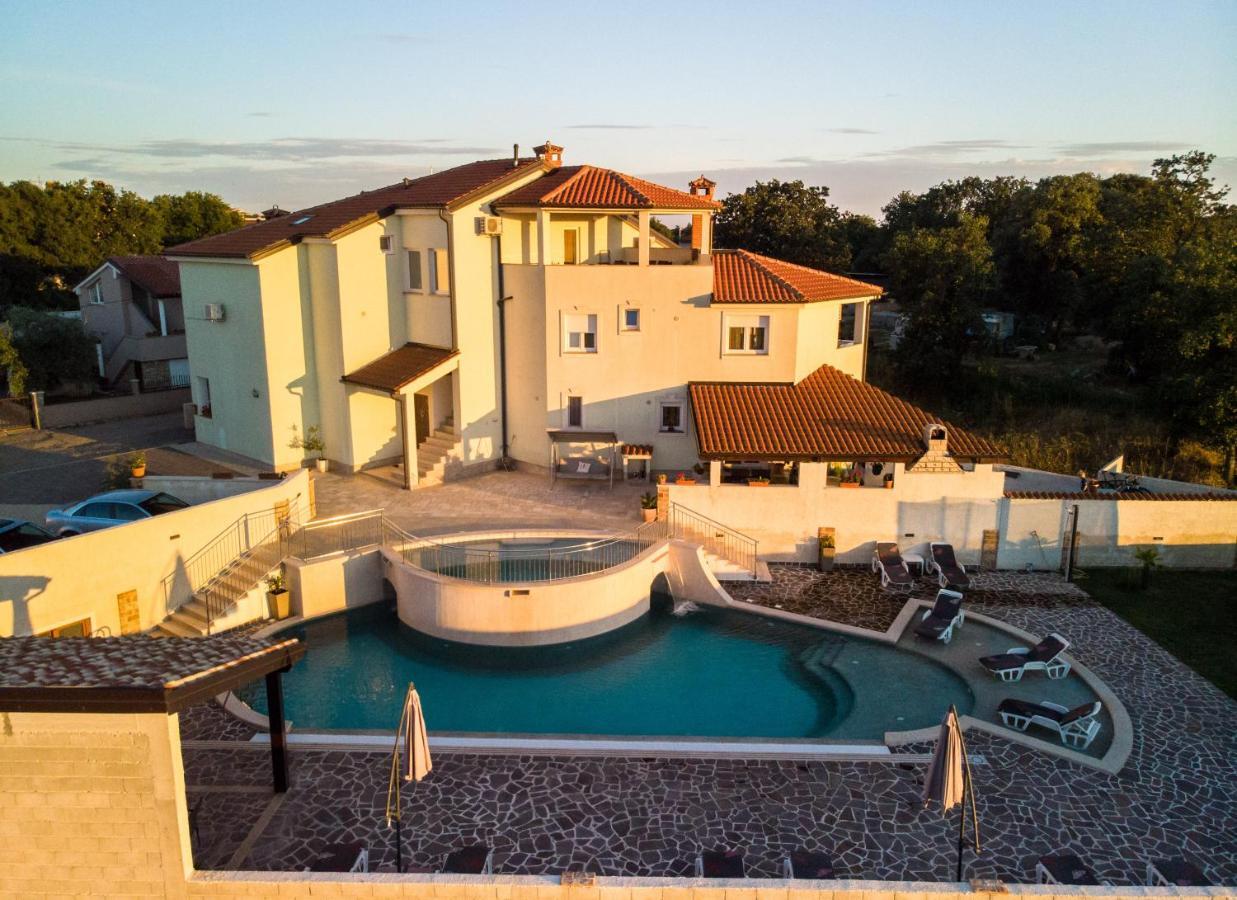 Amela Apartment Pula Bagian luar foto