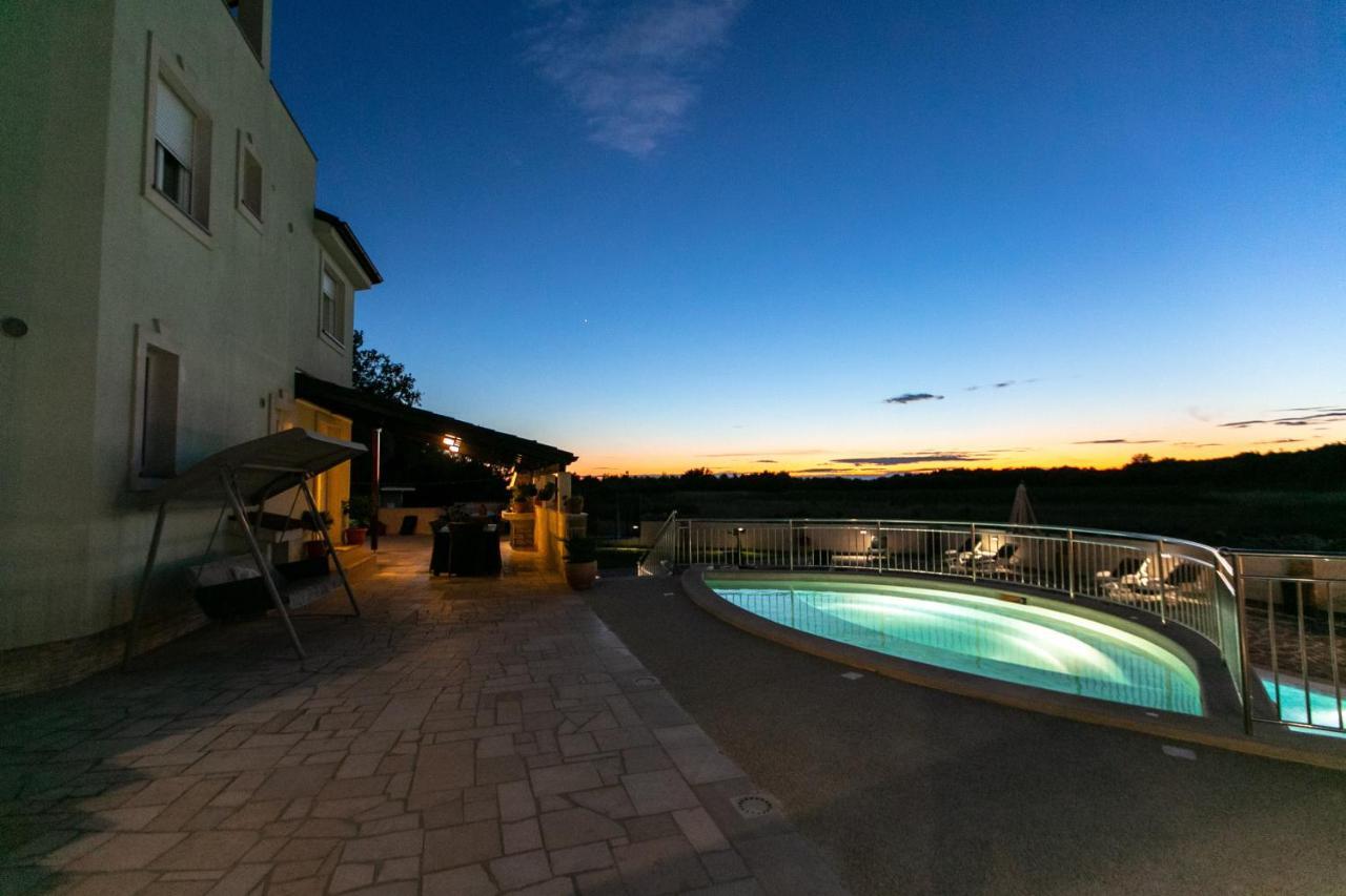 Amela Apartment Pula Bagian luar foto